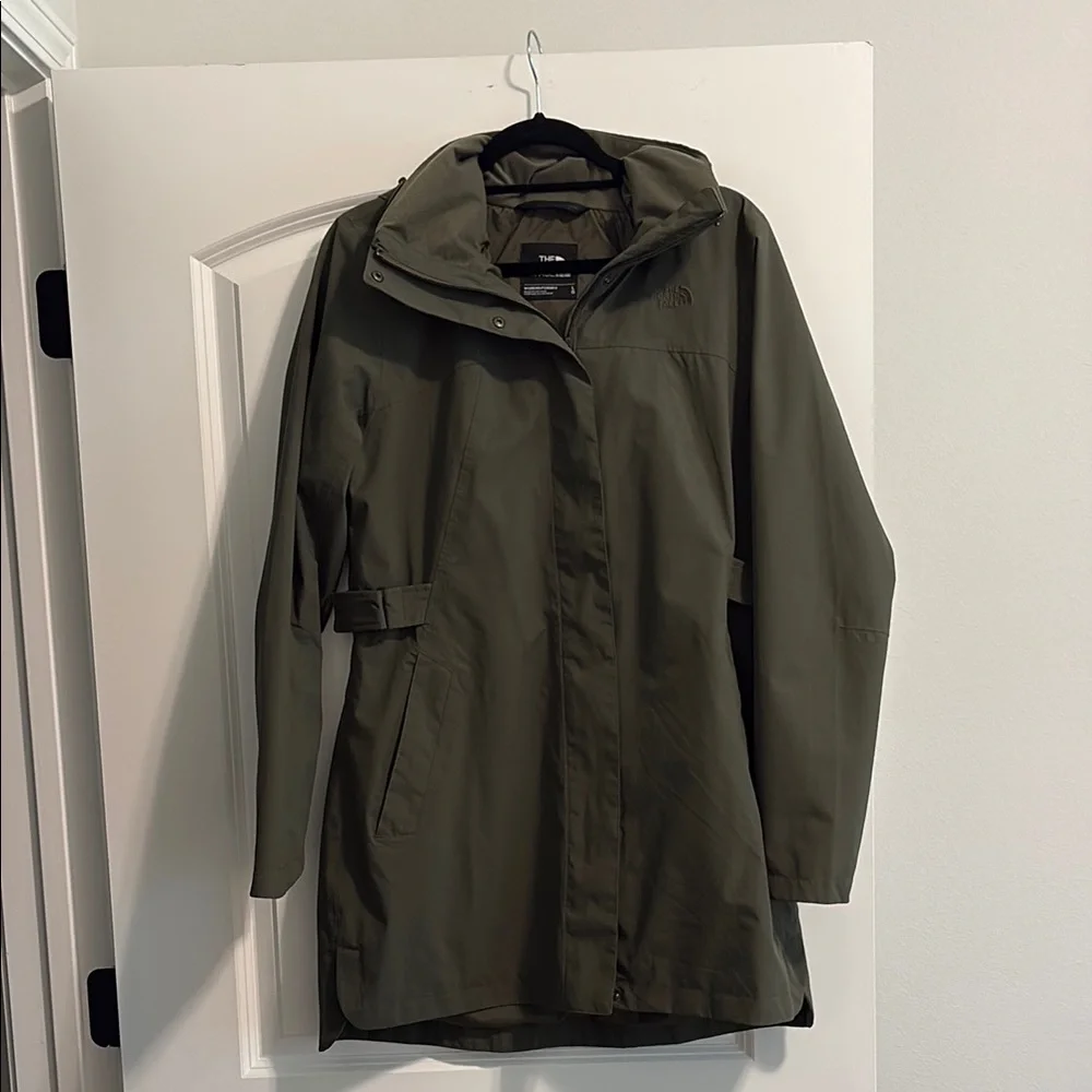 The North Face Green Dry Vent Rain Coat with Sleek Silhouette - Picture 1 of 10